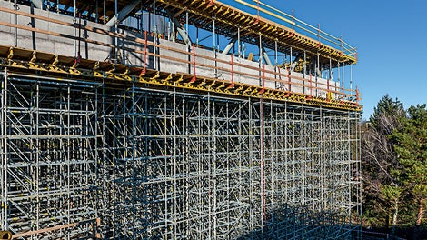 Podepření modulovým lešením PERI UP na východní části objektu. V některých místech byla výška konstrukce až 13 m, 3 nadzemní podlaží.