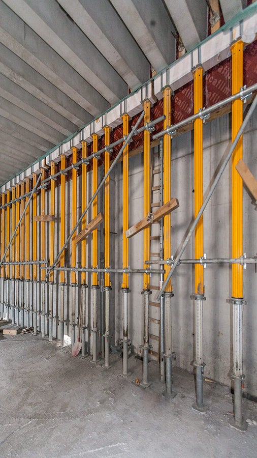 Maßgeschneiderte PERI Lösung zur Fertigstellung der FT-Rippendecken in kurzer Zeit: MULTIPROP Stützen, VT 20 Schalungsträger und eine längsseitige Schablone dienten als rasch umzusetzende Randauflager-Einheit.