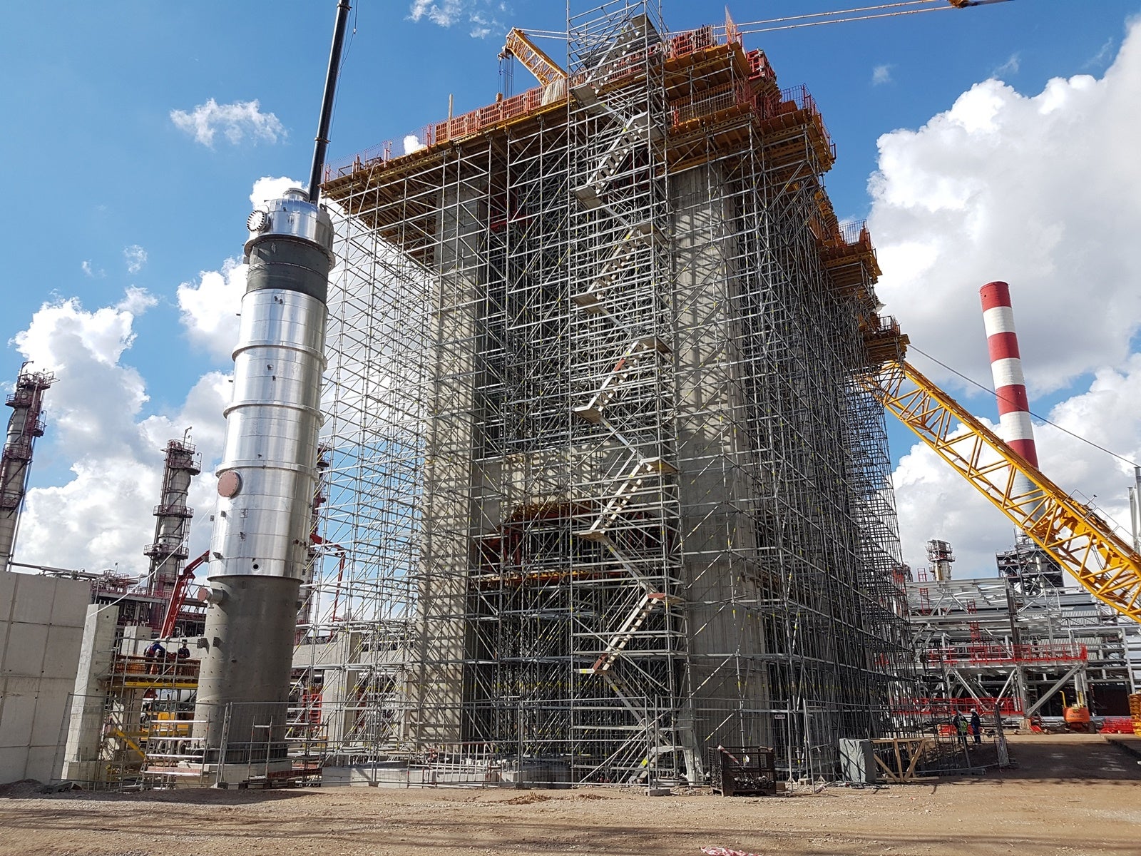 Izgradnja i održavanje industrijskih objekata povezani su najčešće sa izuzetno visokim bezbednosnim zahtevima.