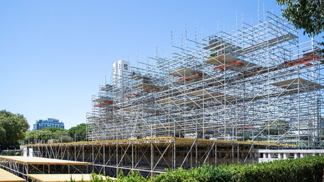 Multiple access points were created to support the safe execution of the choreography planned for the event. With the PERI UP Scaffolding System, these internal passages could be realised without problems. (Photo: PERI SE)<br/>