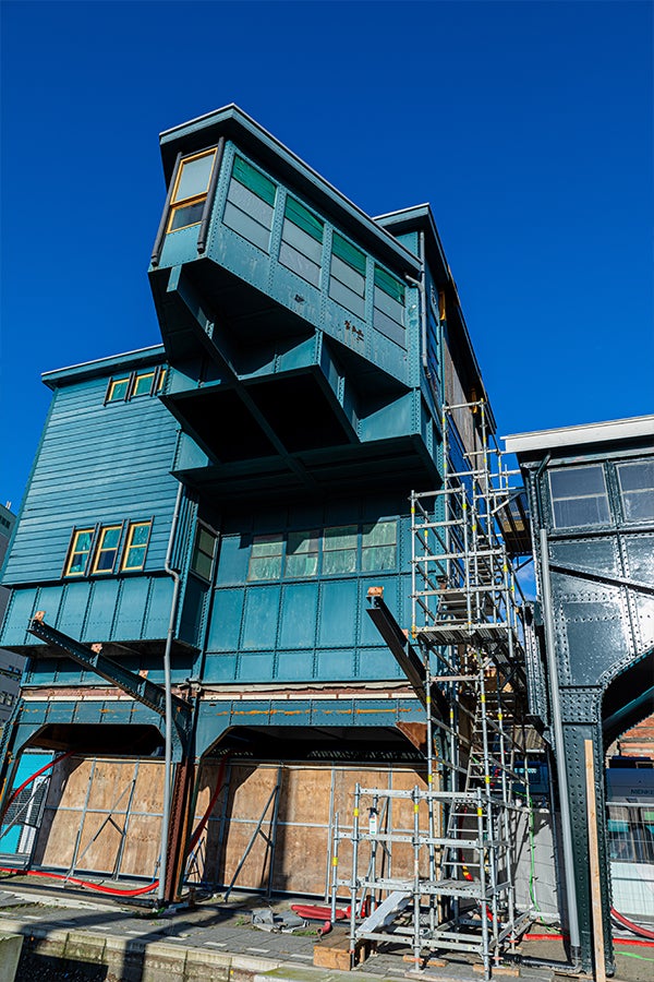 Ter plaatse van het seinhuis is een op maat gemaakte PERI UP trappentoren gerealiseerd.