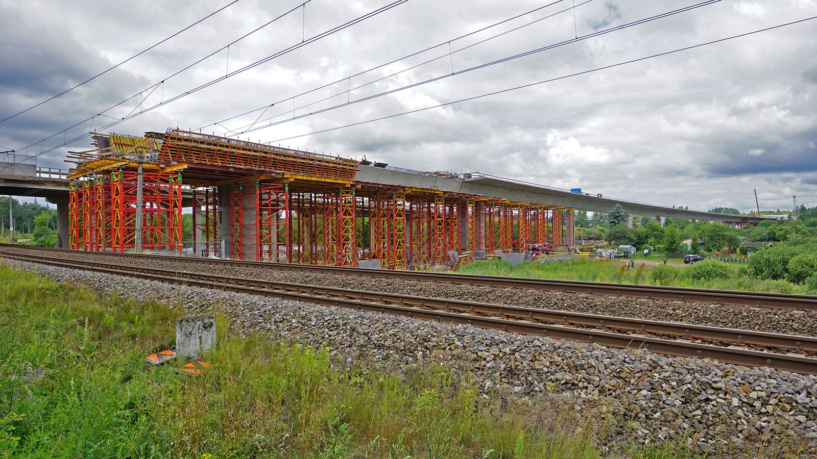 Przygotowania do przekroczenia linii kolejowej w ruchu. 