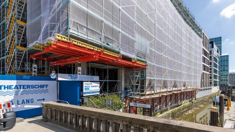 In Laufweite zum Columbus Haus entsteht derzeit das Tichelhaus. Zum Nikolaifleet hin ist die PERI UP Einrüstung auf eine VARIOKIT Konstruktion aufgelagert, das ermöglicht den ungehinderten Zugang zum Theaterschiff während der gesamten Bauphase.