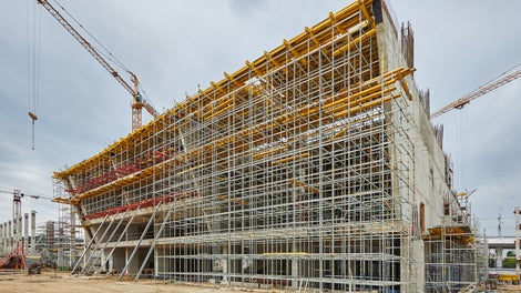 <p>Это один из самых крупных теннисных центров в Европе.</p><br/><br/><p><a href="https://live.peri.cloud/author/peri_ru/projects/cultural-buildings/tennisniy-klub-luzhniki.html">Подробнее</a></p><br/>