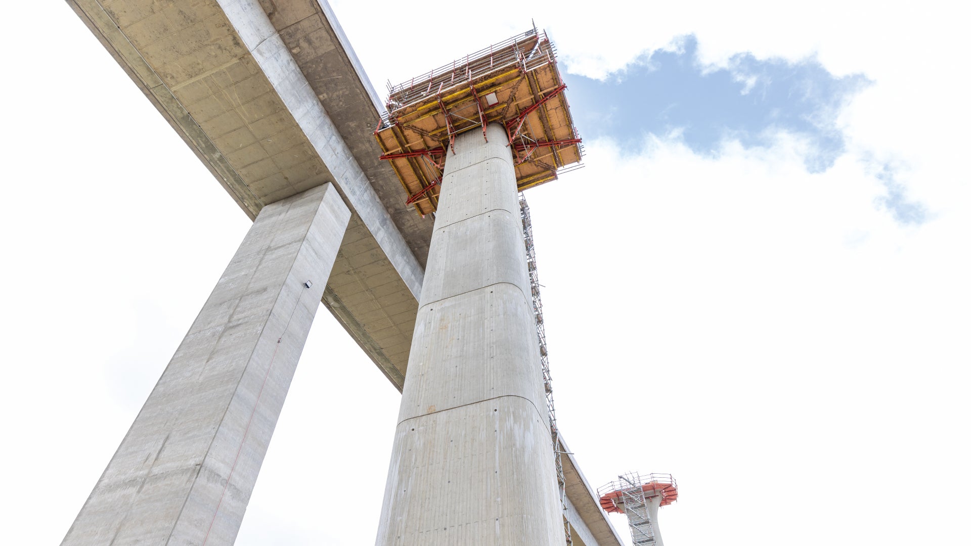 Die neuen Brückenpfeiler sind bis zu 36,50 m hoch und weisen einen nach oben verschlankten Schaftquerschnitt auf.