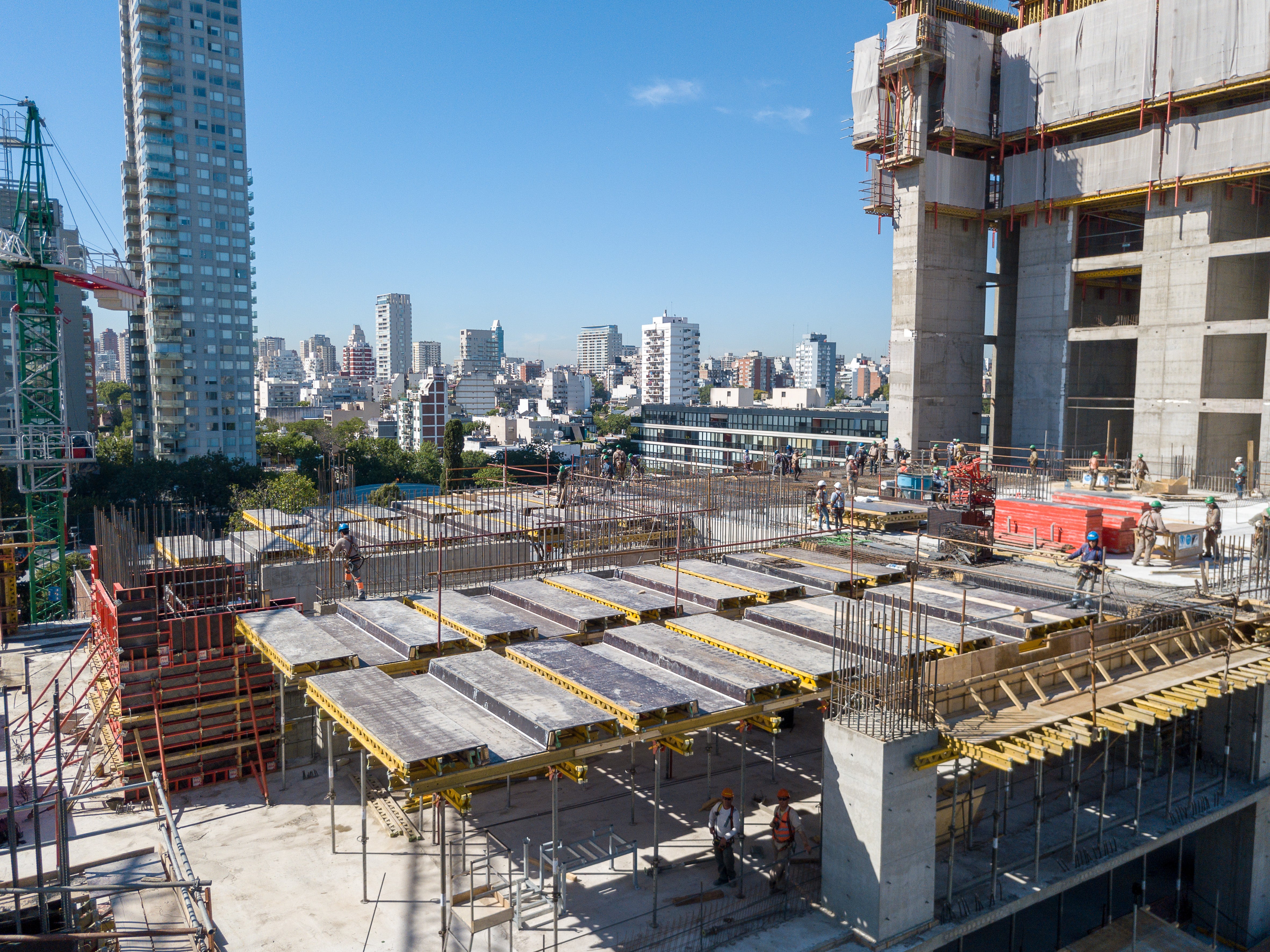 La planta tipo se resolvió mediante una planta completa del sistema MESAS UNIPORTALES, permitiendo una gran rapidez. Gracias al diseño de los ingenieros de PERI se pudo incorporar el casetón a la misma, permitiendo mover todo junto al piso siguiente.<br/>