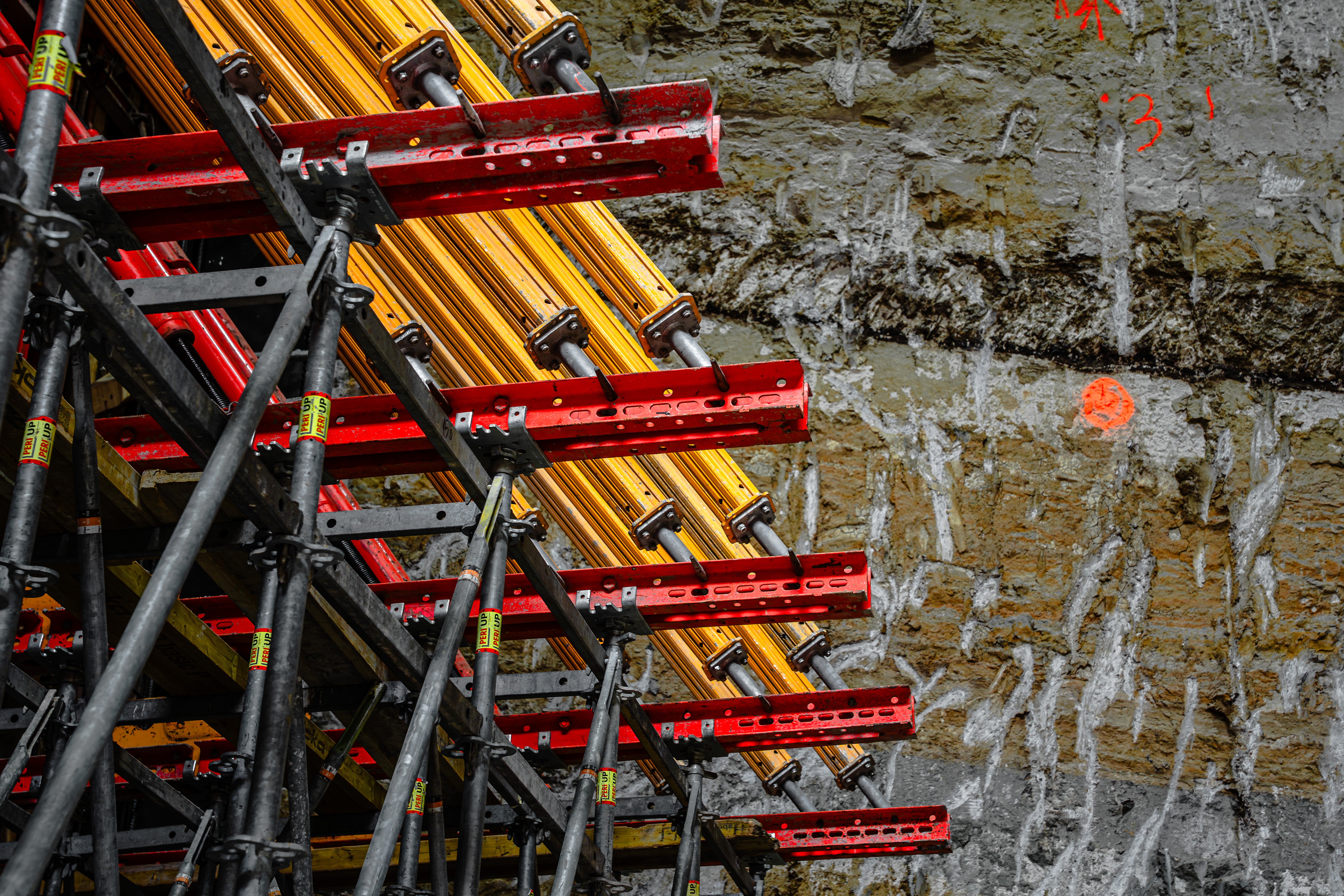 Връзки и стоманени компоненти VARIOKIT, осигуряващи стабилност на едностранния кофраж.