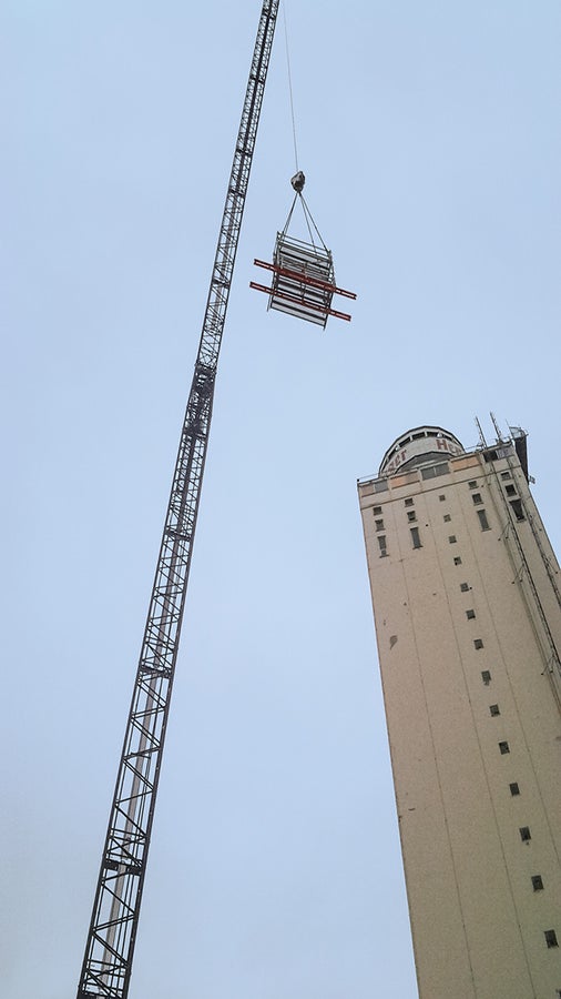 Beim Rückbau des Turms diente das PERI UP Gerüstsystem als 16 m hohes Schutz- und gleichzeitig als Arbeitsgerüst.