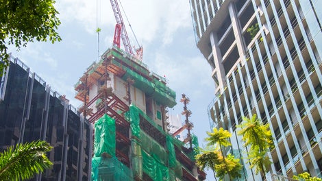 To cater the change of wall thickness from 0.75 m to 1.3 m at transfer trusses level and 0.4 m at typical storey, both PERI RCS Rail Climbing and PERI CB 240 Climbing Formwork systems are incorporated inside the corewall.