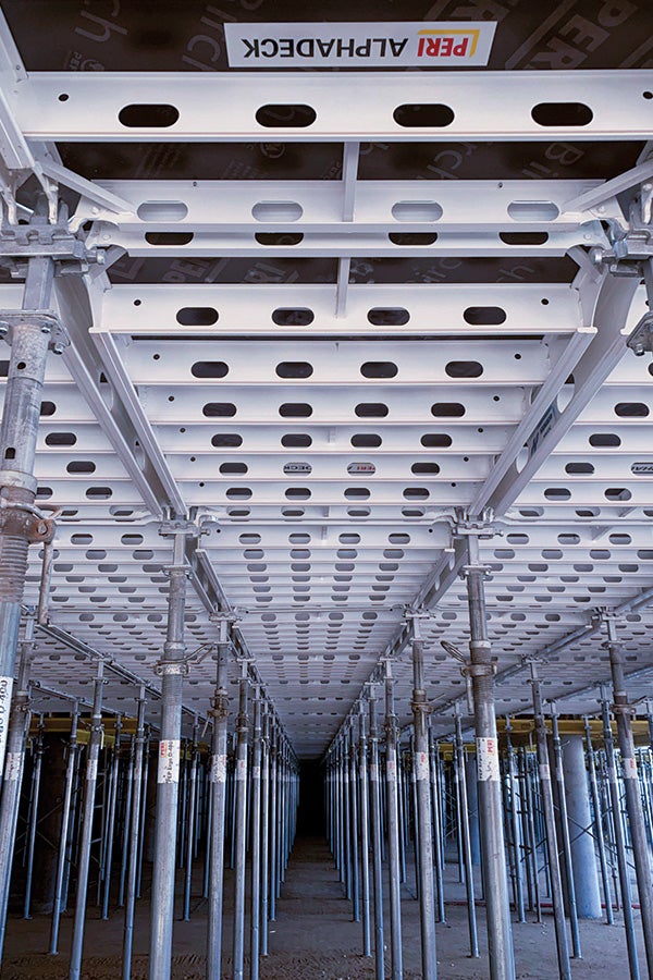 The low weight of the ALPHADECK panels and the possibility of early striking using the drophead system reduced the material quantities required on site and minimised the time required for work processes. 
