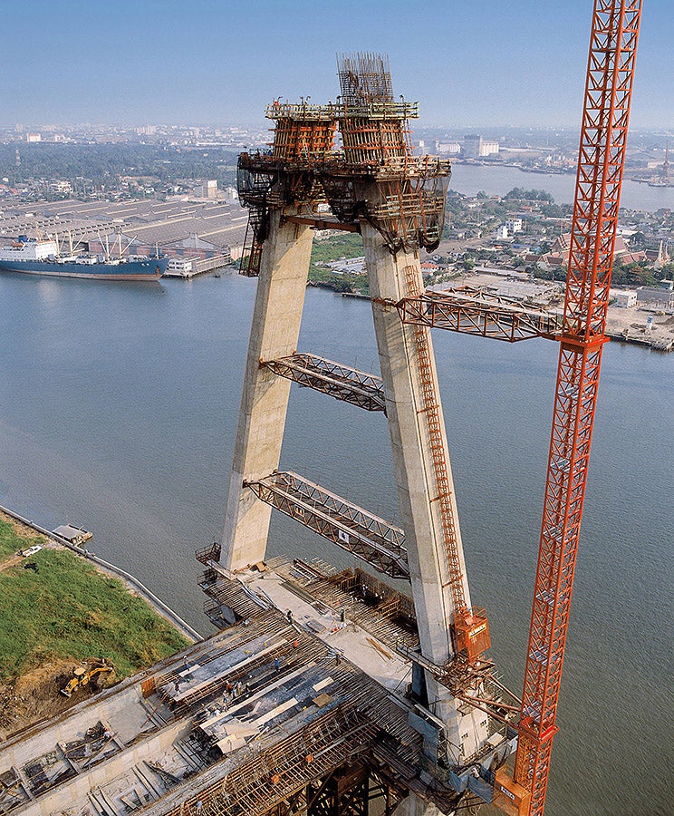 The PERI formwork solution with the ACS self-climbing system and VARIO GT 24 wall formwork allowed efficient construction of the demanding pylon geometry with complicated three-dimensional intersections due to forward and reverse inclinations as well as tapering cross-sections along with chamfered edges.