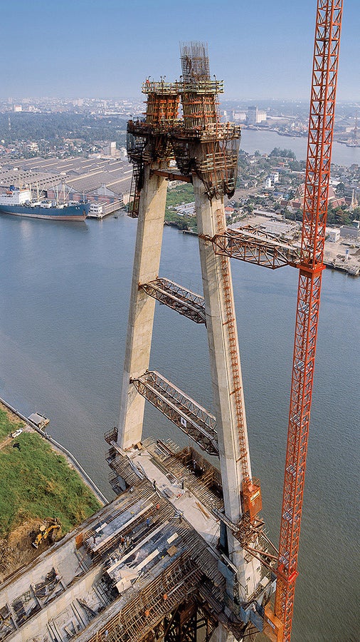The PERI formwork solution with the ACS self-climbing system and VARIO GT 24 wall formwork allowed efficient construction of the demanding pylon geometry with complicated three-dimensional intersections due to forward and reverse inclinations as well as tapering cross-sections along with chamfered edges.