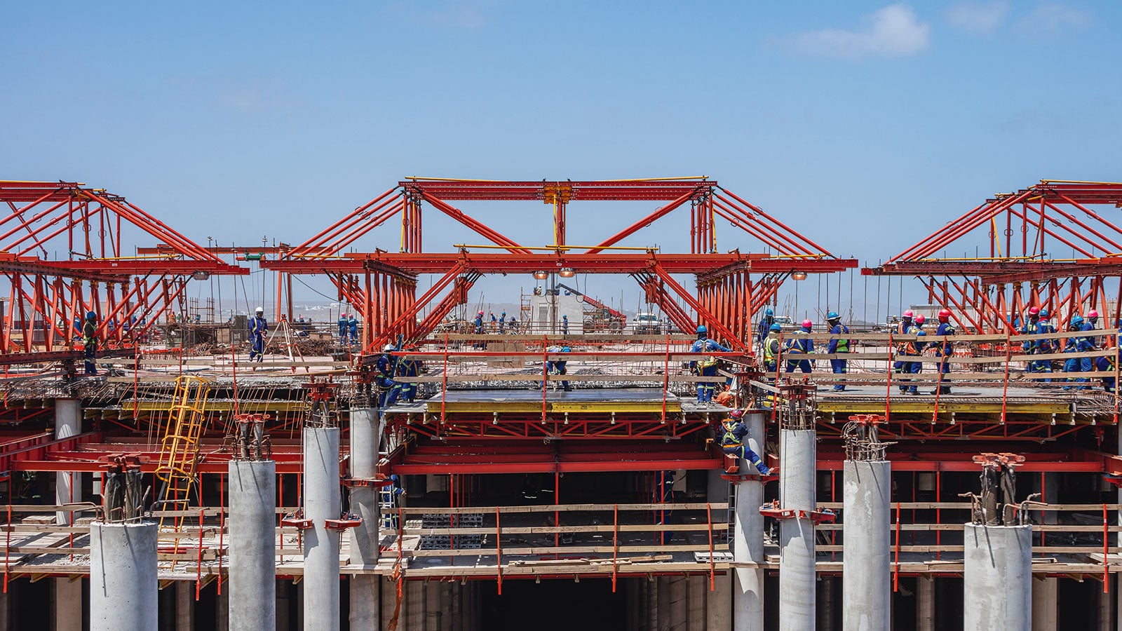 Instead of a conventional slab formwork solution, the engineers designed a construction variant borrowed from bridge building using formwork carriages. Thereby, the table-like slab formwork was supported by a VARIOKIT framework construction.