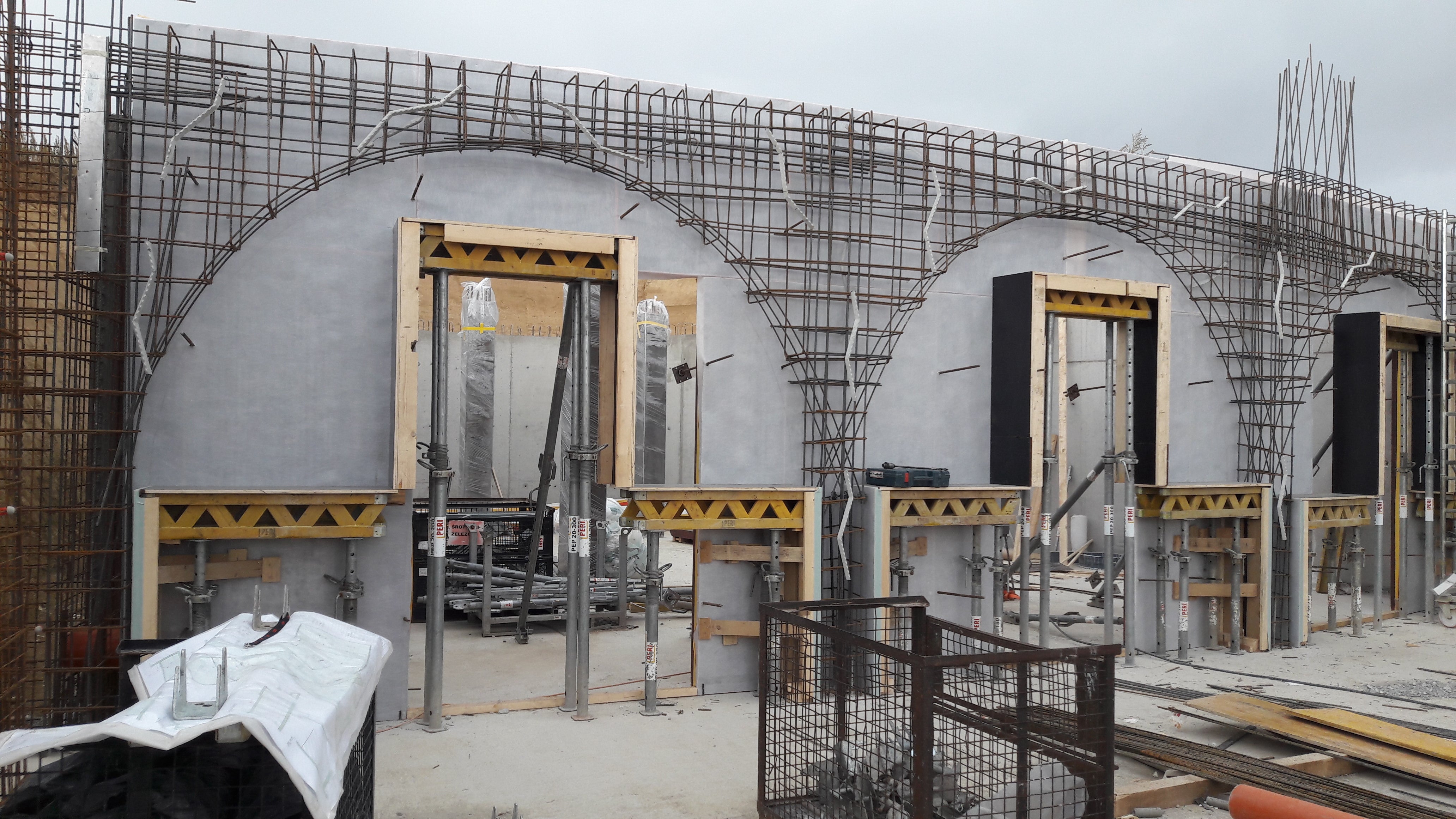 Pre kruhové steny bolo použité debnenie RUNDFLEX dokonale kopírujúce požadovaný oblúk.