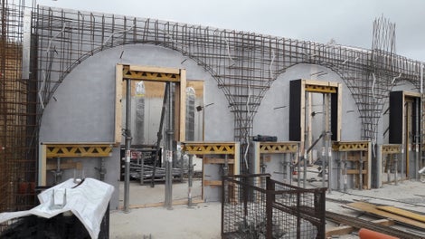 Pre kruhové steny bolo použité debnenie RUNDFLEX dokonale kopírujúce požadovaný oblúk.