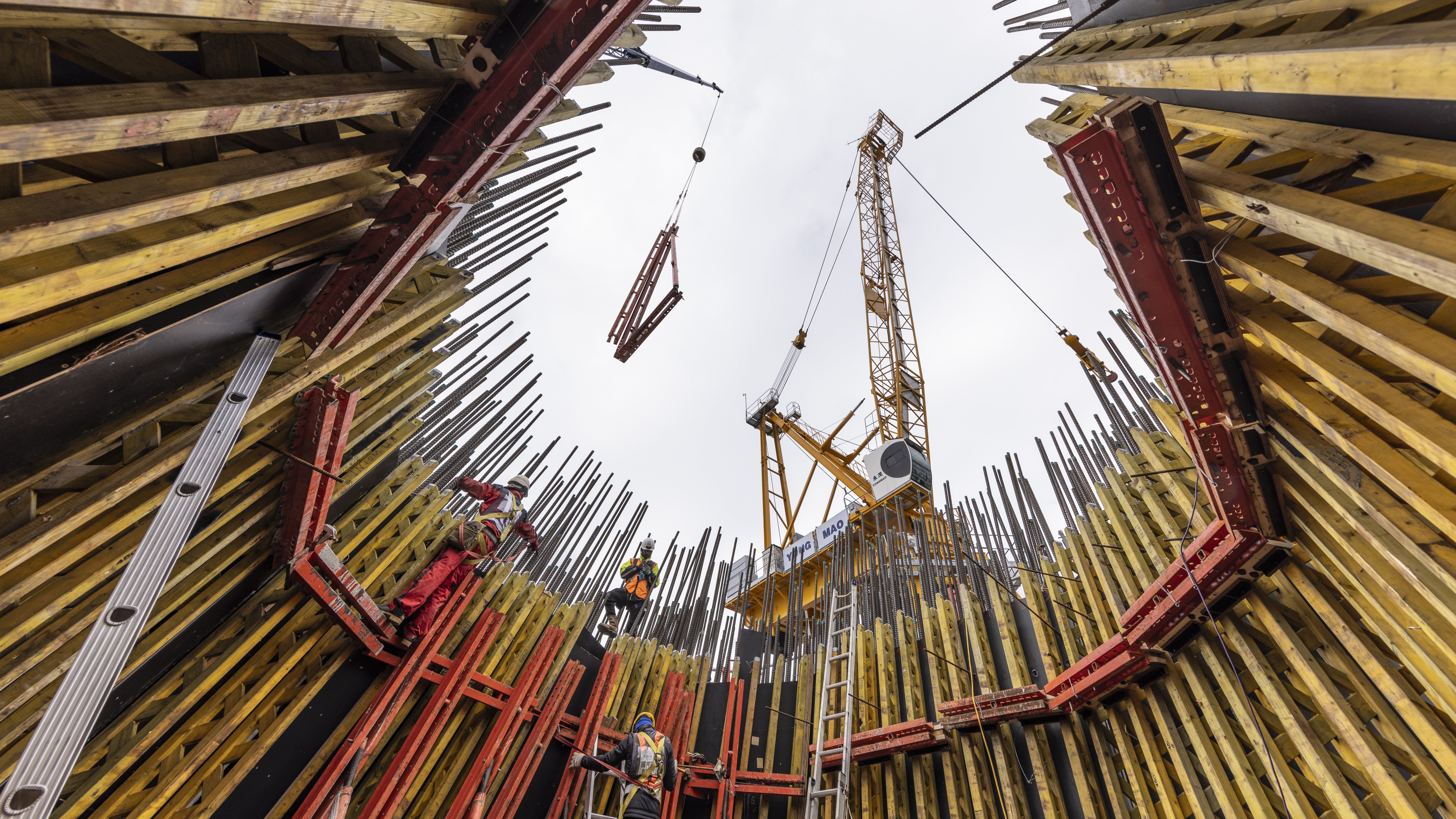 The VARIO GT 24 Girder Wall Formwork system was used in each construction segment of the main pylon. It ensured reliable and seamless integration with other PERI systems.