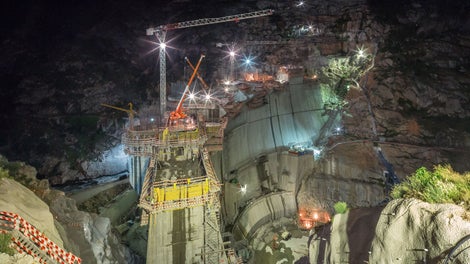Corpo da barragem, paramento jusante à noite<br/>