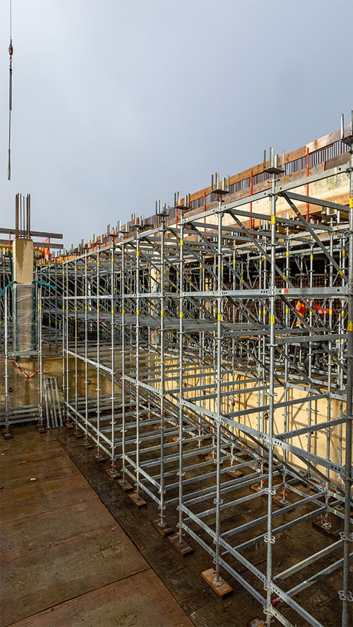 Ter plaatse van de vide is een ondersteuningssteiger toegepast, die doorgebouwd is op de ondersteuning van de -1 vloer., (Opgebouwd uit PERI UP materiaal).