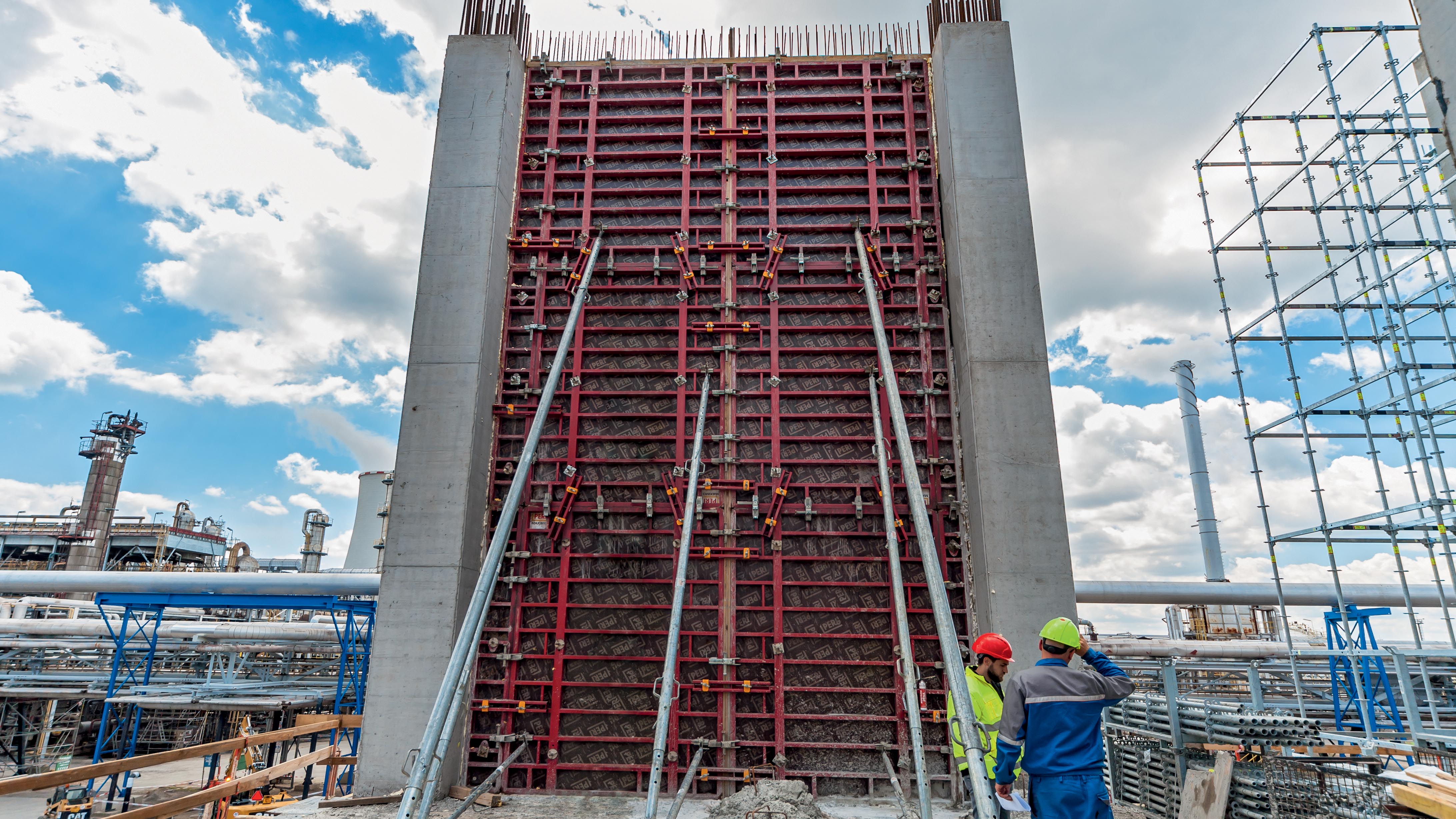 Bednění stěn mezi sloupy systémovým bedněním MAXIMO.