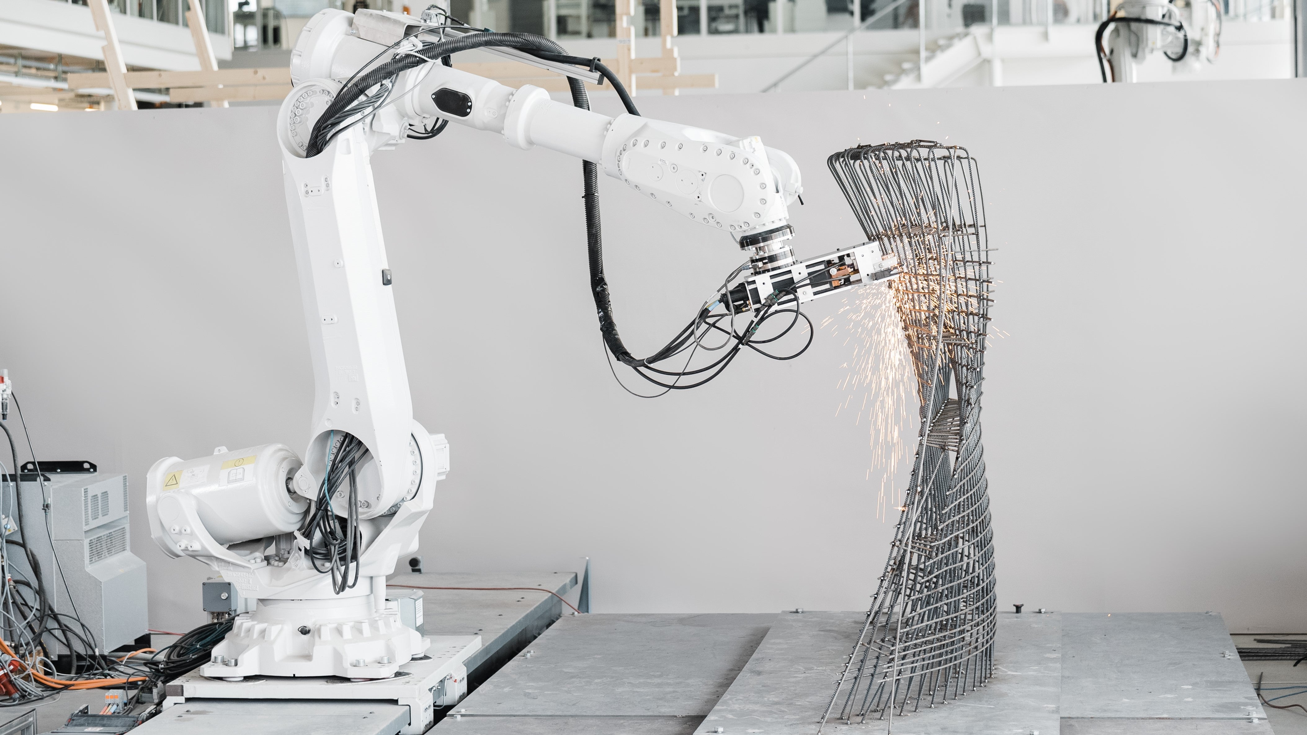 <p>PERI SE e Sika AG investem na start-up su&amp;iacute;&amp;ccedil;a MESH AG. A MESH AG desenvolveu a primeira tecnologia assistida por rob&amp;oacute;tica do mundo para a produ&amp;ccedil;&amp;atilde;o eficiente e econ&amp;oacute;mica de componentes complexos de concreto armado sem cofragem.</p><br/>