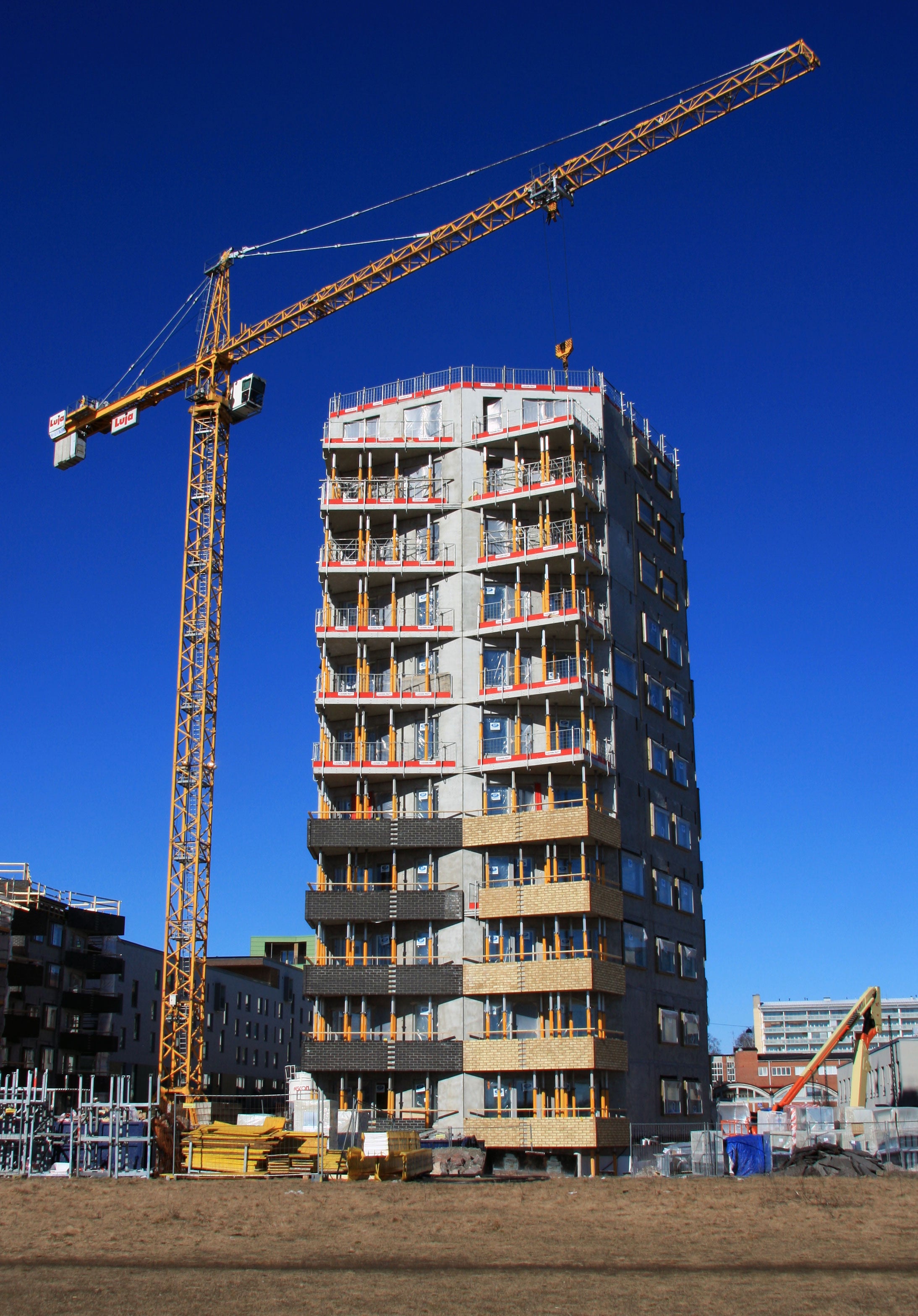 Alempien kerrosten jälkituennoista on voitu poistaa jo MRK-kehykset, koska parvekelaatan asennuksen ja kiinnityksen jälkeen tuennalta ei vaadita enää vaakasuuntaista jäykkyyttä.