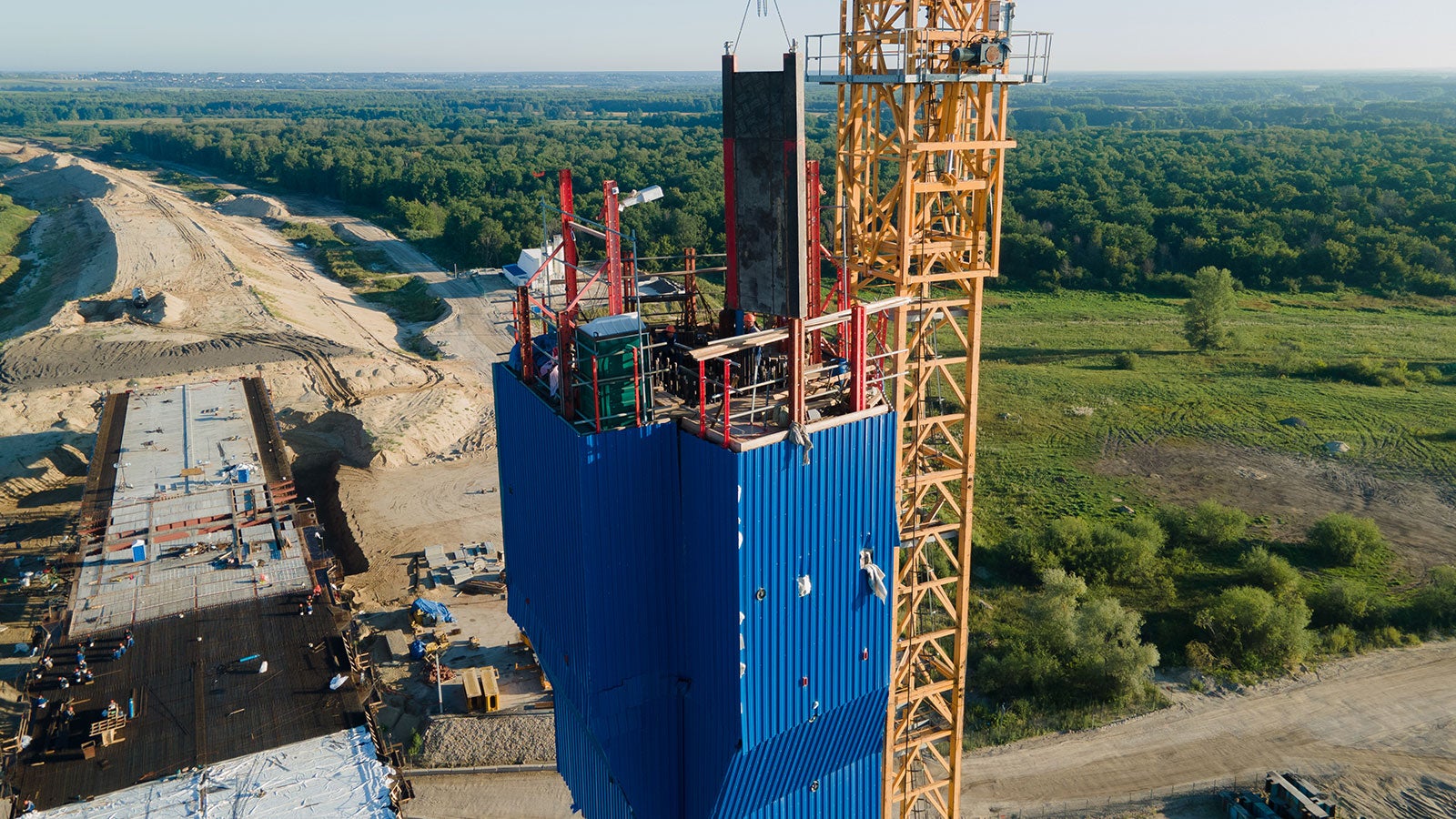 Система RCS может использоваться как в качестве подмостей с опалубкой, так и в качестве ветрозащитных панелей.