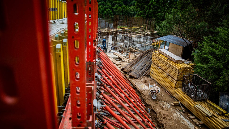 При строительстве с использованием архитектурного бетона расположение тяжей планируется не по данным статического расчета на систему, а исходя из видения архитектора. 