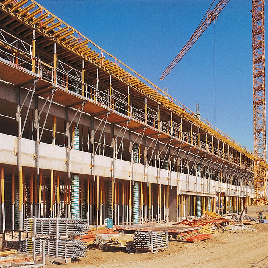 Plataformas dobráveis FB 180 com extensões de barreira de segurança e o sistema MULTIPROP montado acima para a forma de laje cantilever.