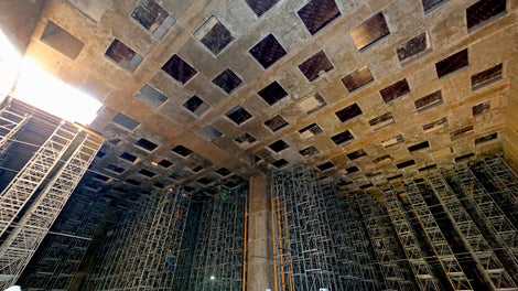 Widok na strop ażurowy podwieszony do belek głównych.