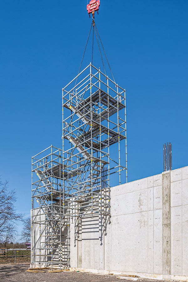 PERI UP Gerüsteinheiten mit integrierten Gerüsttreppen und zwei umlaufende Arbeitsebenen zur Realisierung der bis zu 8 m hohen Rechteck-Stahlbetonstützen lassen sich ohne zusätzlichen Montageaufwand mit dem Kran umsetzen.