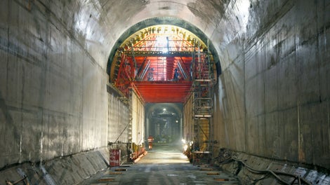 Suunnittelun lähtökohtana oli mm. kuorma-autojen läpiajomahdollisuus muottirakenteen läpi. <br/><br/>