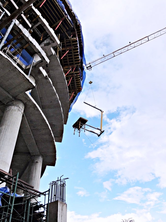 The slab tables can be moved to high floors by crane quickly and safety. 