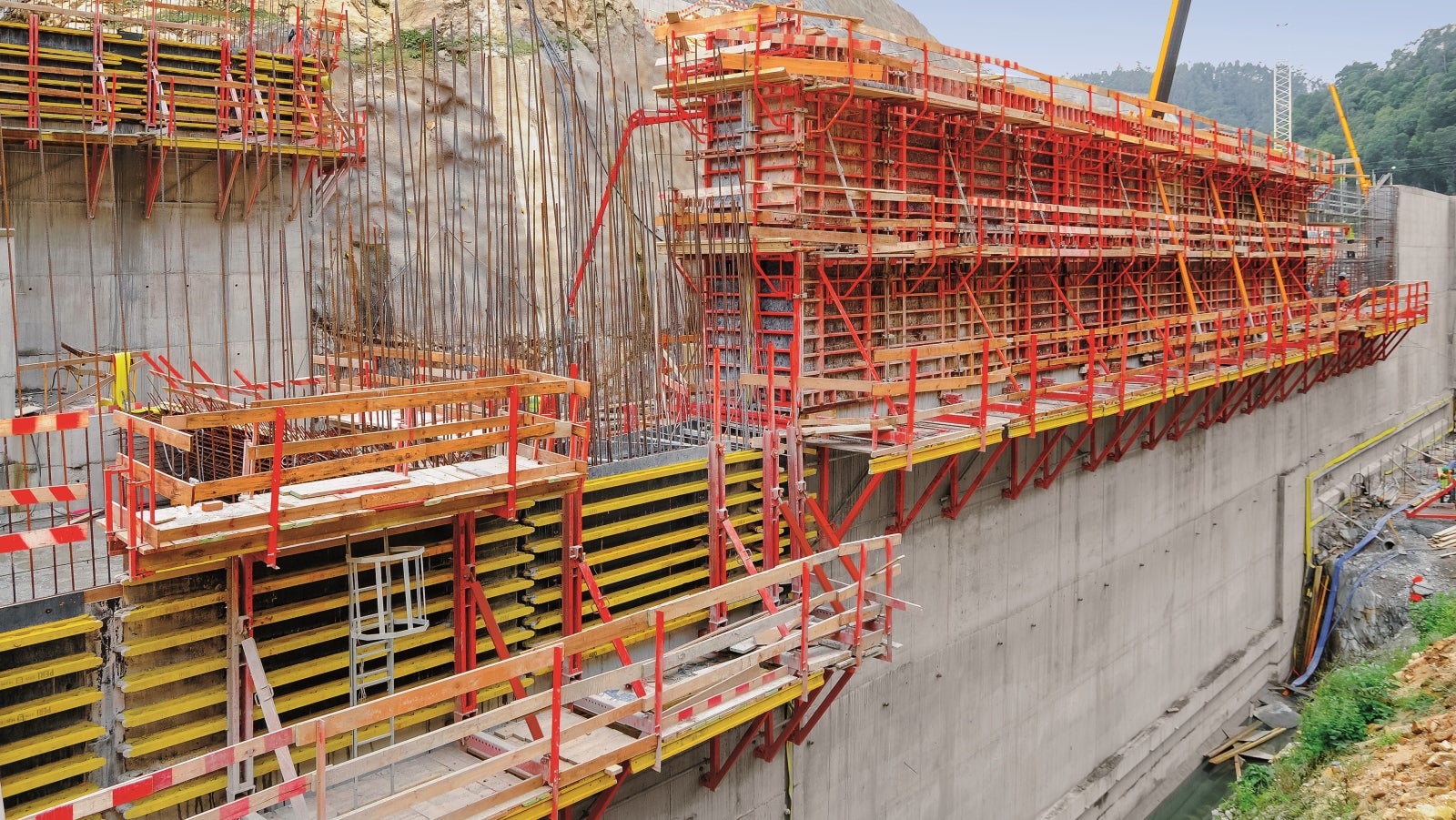 Bacia de Dissipação - Cofragem PERI “Trio” para execução de muros. <br/>Consolas SKS180-TR para apoio da cofragem.<br/>