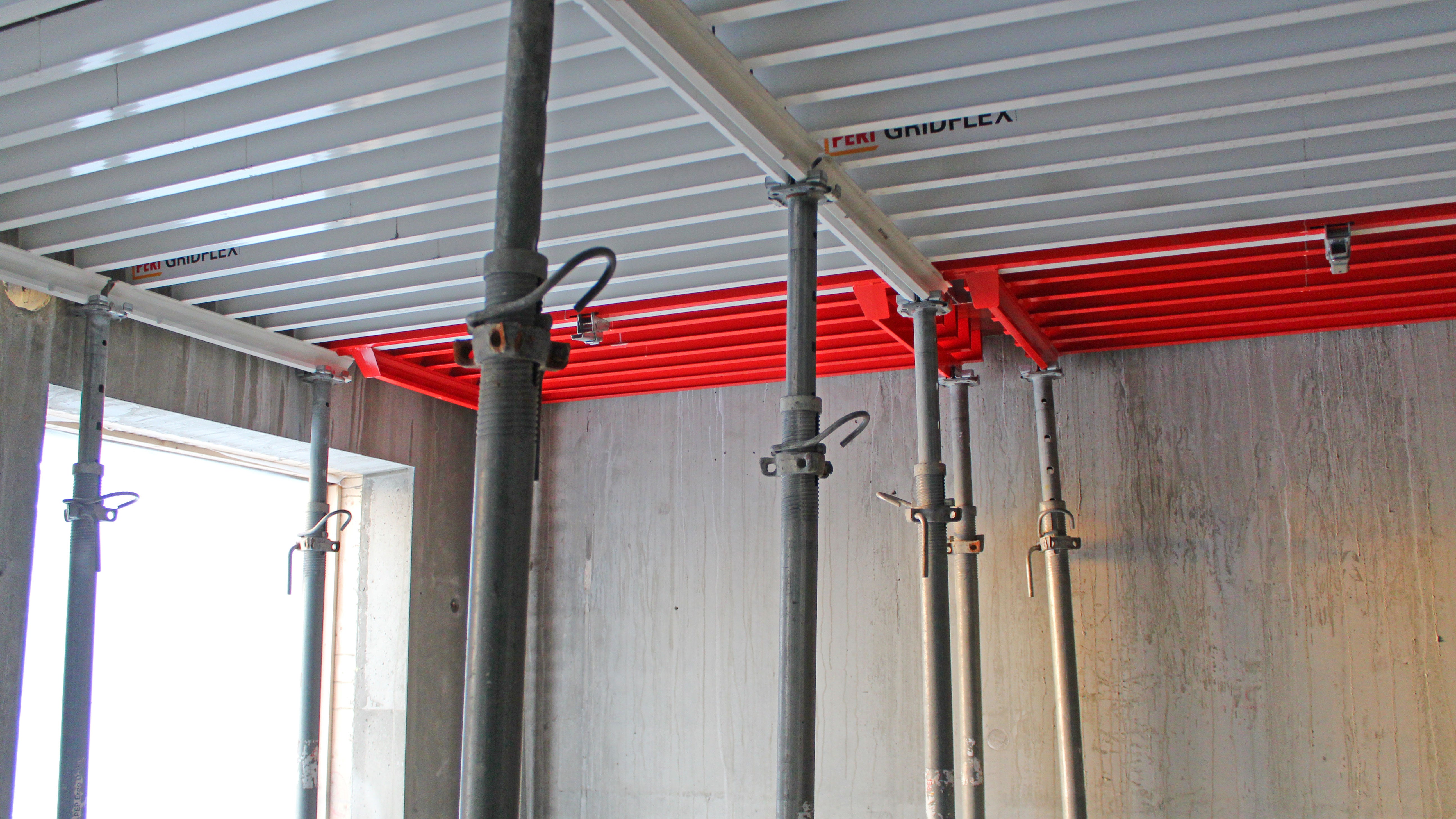 Punainen elementti toimii leveystäyttönä GRIDFLEX-järjestelmässä. <br/>