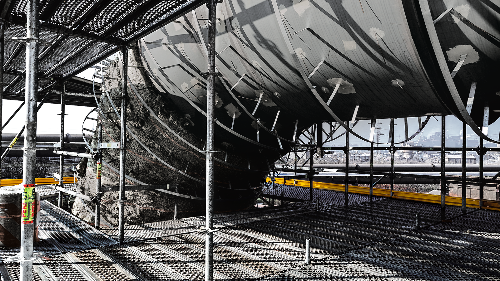 Обеспечение доступа к труднодоступным местам - одна из сильных сторон системы PERI UP Flex. Устройство безопасной рабочей платформы возможно независимо от места опирания лесов.