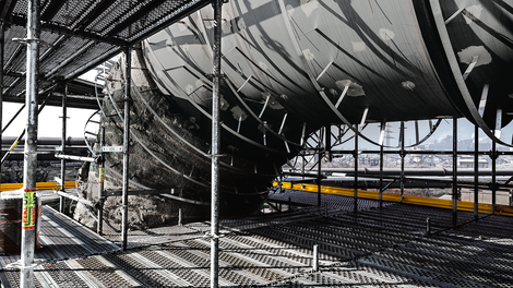 Обеспечение доступа к труднодоступным местам - одна из сильных сторон системы PERI UP Flex. Устройство безопасной рабочей платформы возможно независимо от места опирания лесов.