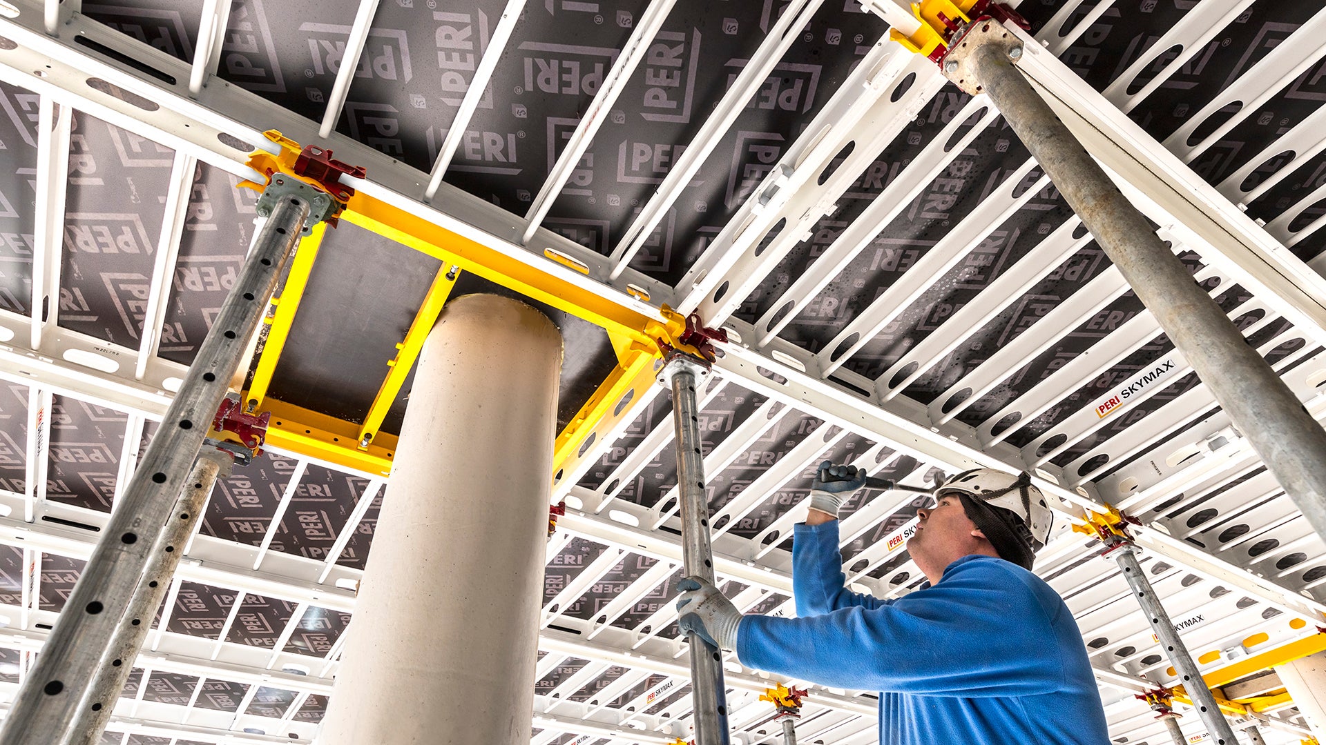 Thanks to the column frame with flexible transverse profile in 10 cm increments, it is possible to form the area around columns in a safe and easy way.