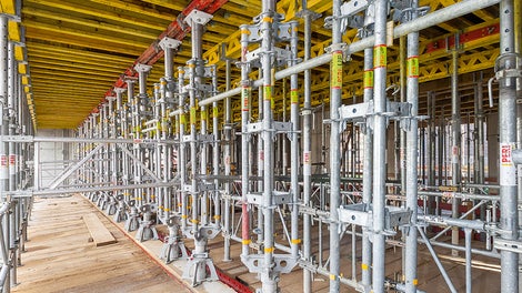 According to the requirements, PERI UP heavy-duty props are combined and installed with the appropriate PERI UP standards in suitable lengths as well as with lightweight system components. They are characterized by their simple transport and erection and their high load-bearing capacity of up to 200 kN.