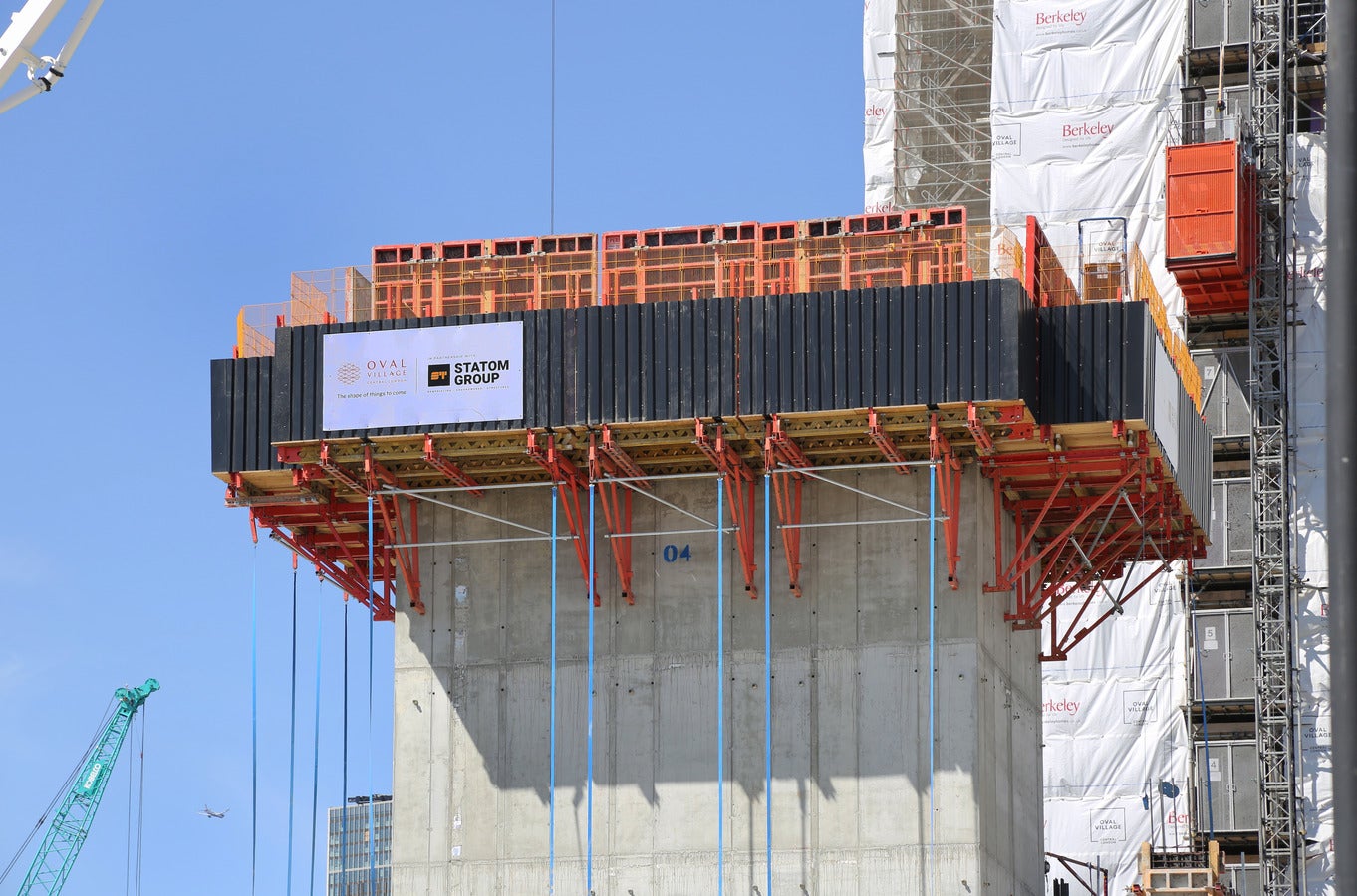 Encofrado de gran superficie con paneles estándar de hasta 3,30 m x 2,40 m, lo que proporciona un alto nivel de uniformidad de la superficie y solo 2 posiciones de amarre.