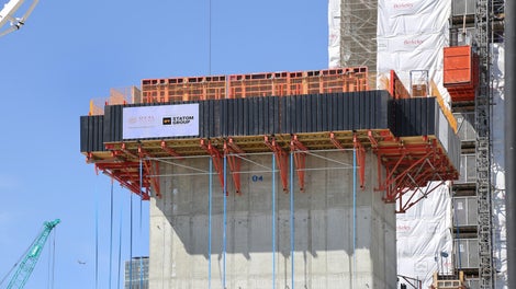 Encofrado de gran superficie con paneles estándar de hasta 3,30 m x 2,40 m, lo que proporciona un alto nivel de uniformidad de la superficie y solo 2 posiciones de amarre.