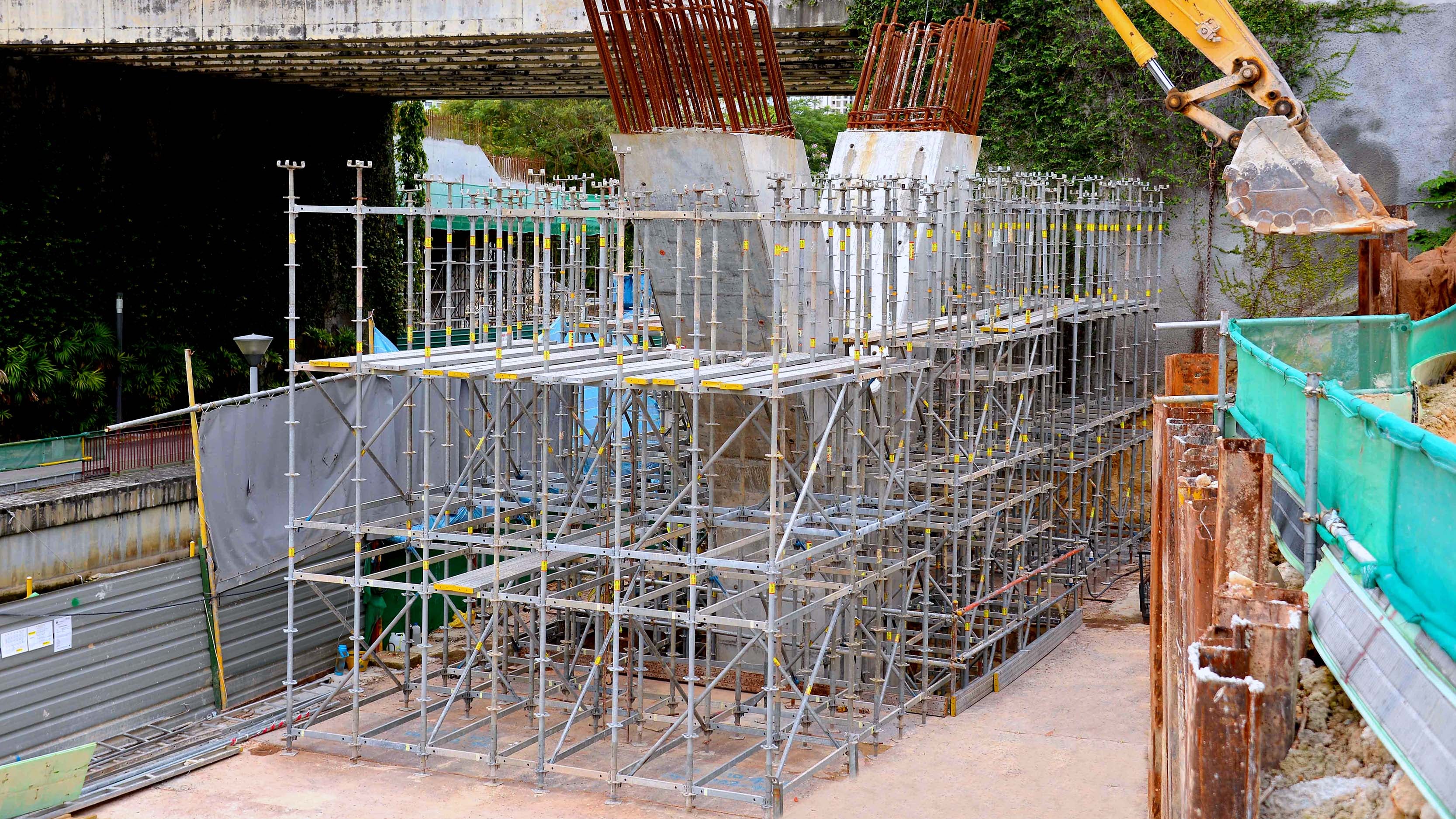 Erection of PERI UP Flex Shoring for Crosshead