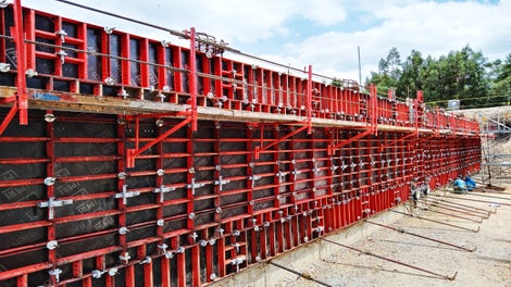 Encofrado de muros para tanques con el versátil sistema de encofrado LIWA