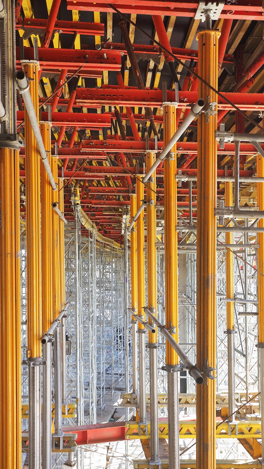 Podparcie z wykorzystaniem systemu PERI MULTIPROP na poziomie skarpy.