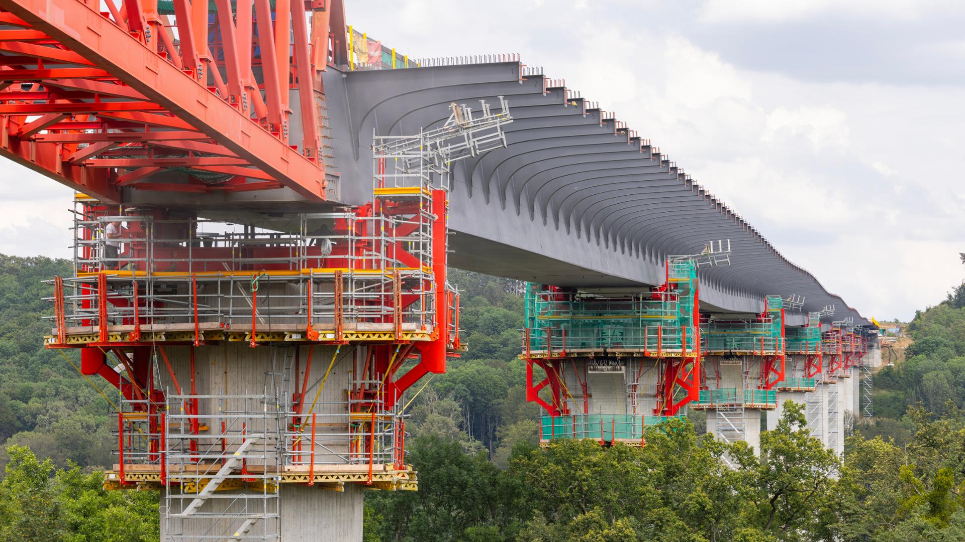 Der Ingenieurbau umfasst den Hochhausbau, Brückenbau, Tunnelbau und Wasserbau.