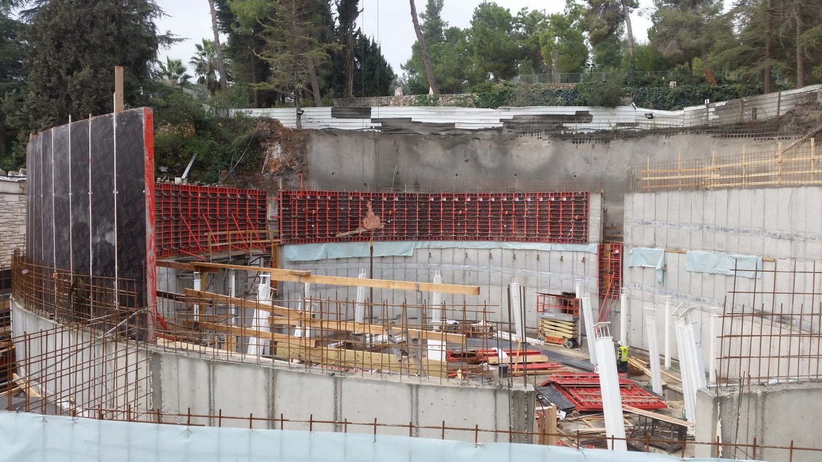 מערכת ראונדפלקס ליציקת קירות מעוגלים מבטון אדריכלי בגובה של 6 מטר