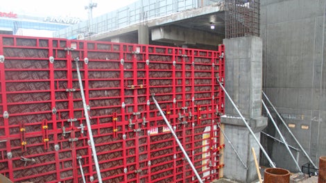 MAXIMO:lla valettiin laajennuksen korkeita seiniä.