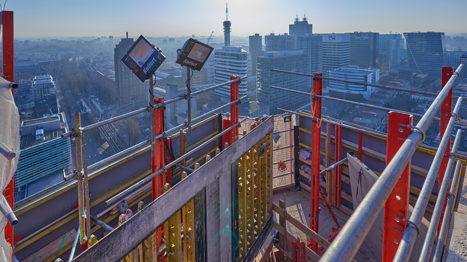 Dankzij het PERI RCS Klimsysteem met geïntegreerd windscherm kan men veilig werken. Uit de wind en op grote hoogte.