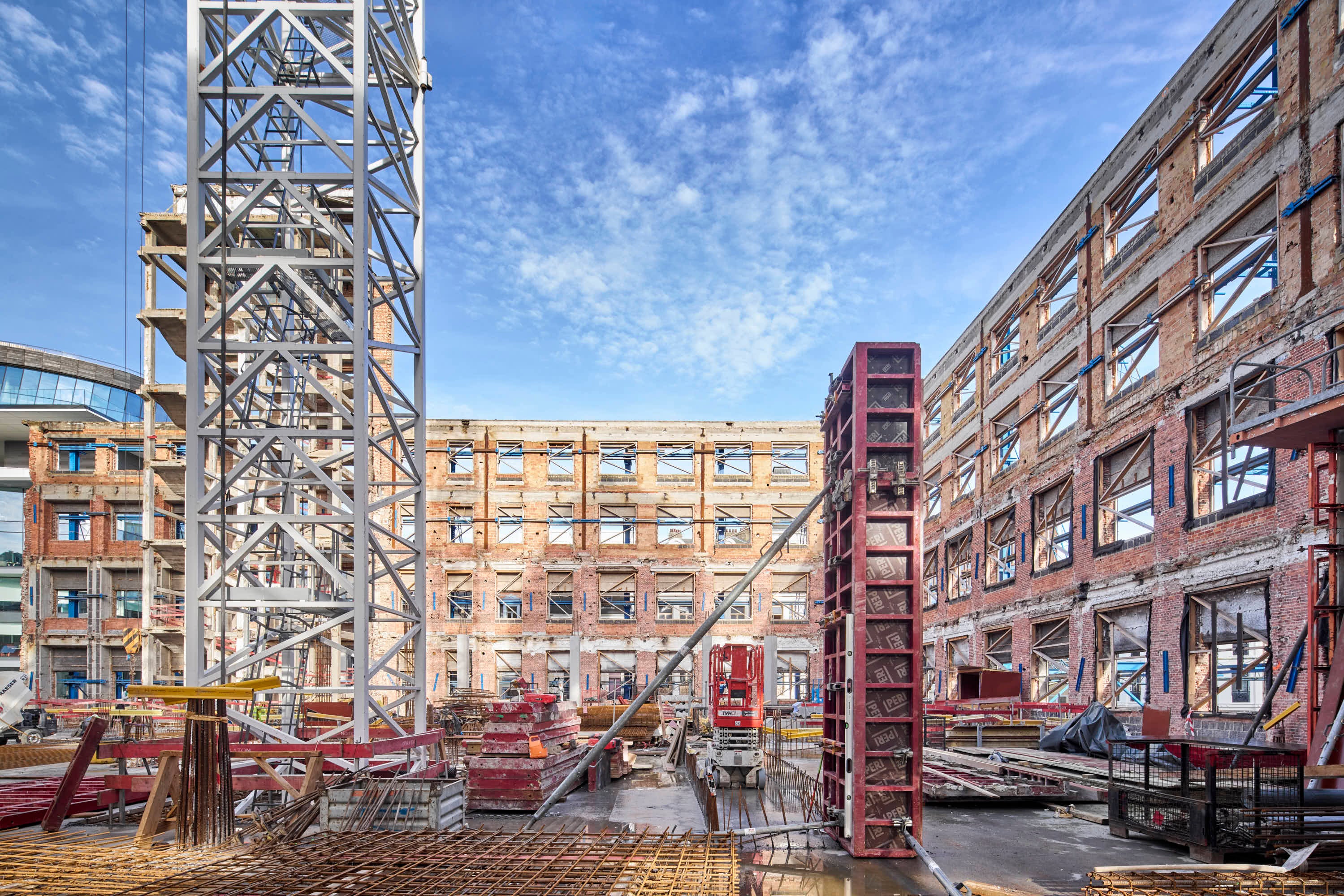 Entre les façades historiques conservées, une structure intérieure entièrement nouvelle en béton armé coulé sur place est en cours de réalisation.