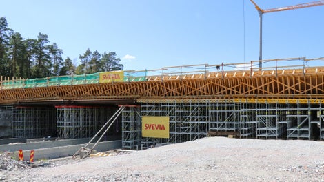 PERI UP Flex broställning med säkra tillfartsleder och trapptorn