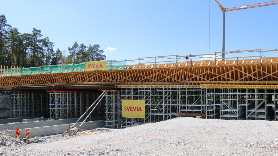 PERI UP Flex broställning med säkra tillfartsleder och trapptorn